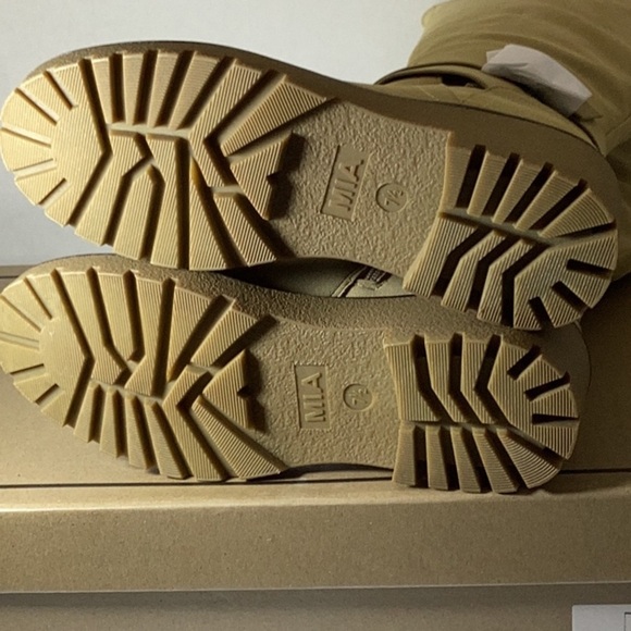 Tan Knee-High Women's Boots MIA

Kathleen - Picture 14 of 15